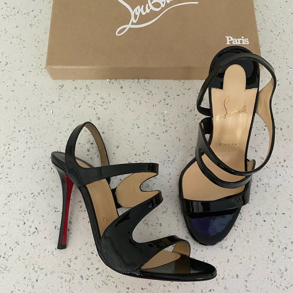 New CHRISTIAN LOUBOUTIN
Vavazou Asymmetric Sandals - Picture 4 of 14